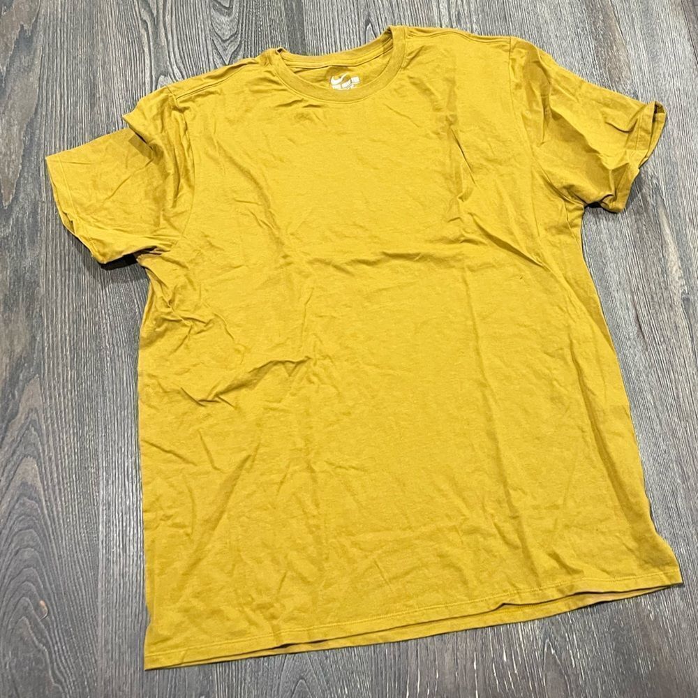 NWOT Nike Dri-Fit Mens T-Shirt Crewneck Short Sleeve Athletic Fit Gold Size XL
